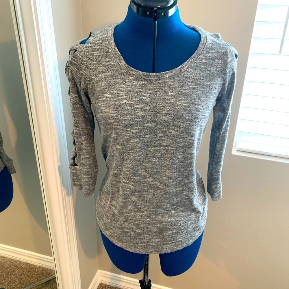 Grey top with cut-out 3/4 sleeves